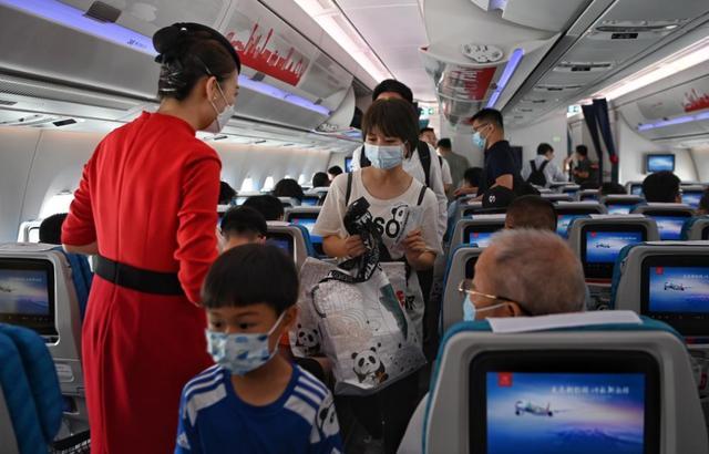 乘客登机后消失飞机清仓 客服回应：为了安全