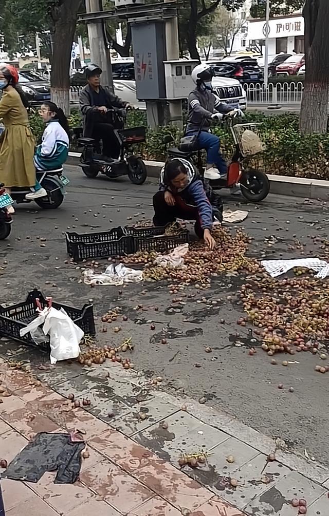 顾客生气掀翻商贩葡萄 网友：自作自受
