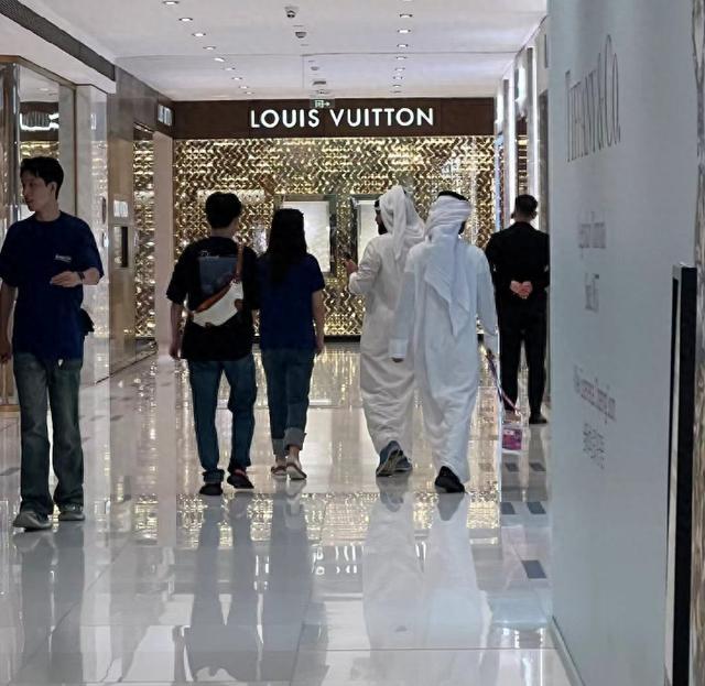 卡塔尔运动员杭州扫货：给6万小费，进店要求全包圆