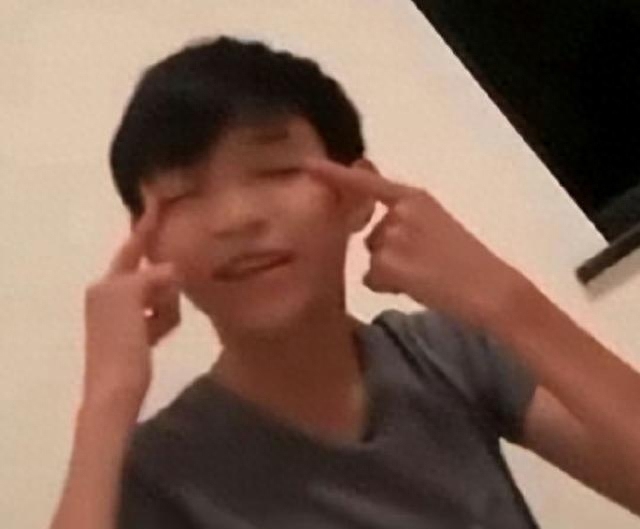 做“眯眯眼”手势被指歧视亚裔！袁咏仪儿子发文道歉 网友喊话父母：好好管教