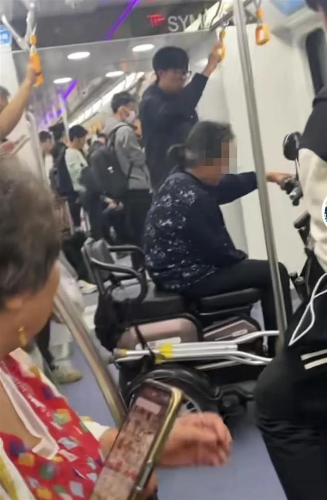 地铁调查老人骑车进车厢 地铁里只允许电动轮椅进入，且必须是持证的残疾人