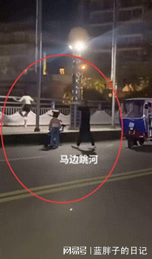 年轻夫妻因争吵跳河，女儿无助目送父母离去！