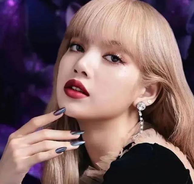 Lisa和LV三公子聚餐被拍 厚嘴唇黑皮肤，素颜状态吓人