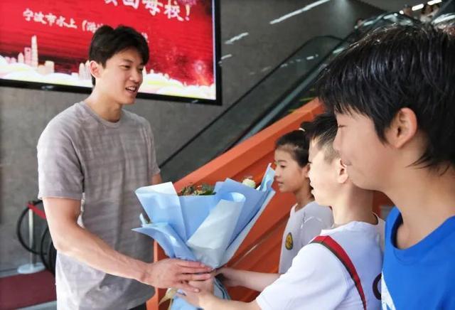 “四金王”汪顺回到宁波母校：这里是我梦起航的地方