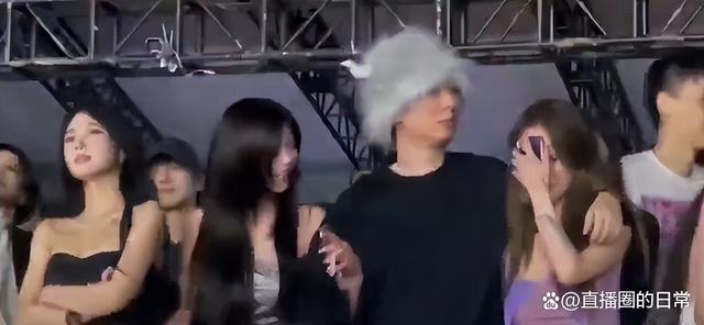 王思聪现身EDC音乐节 搂着女主播苏恩、熙子蹦迪