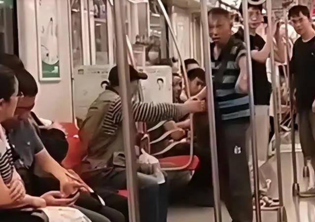 女子穿短裙指责大爷 大爷发飙喊冤：我看自己腿都不行吗