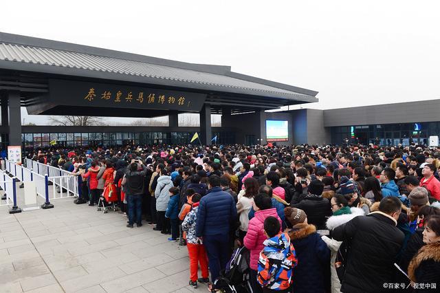 西安景区迎来长假人潮：1200人参观兵马俑忘带证