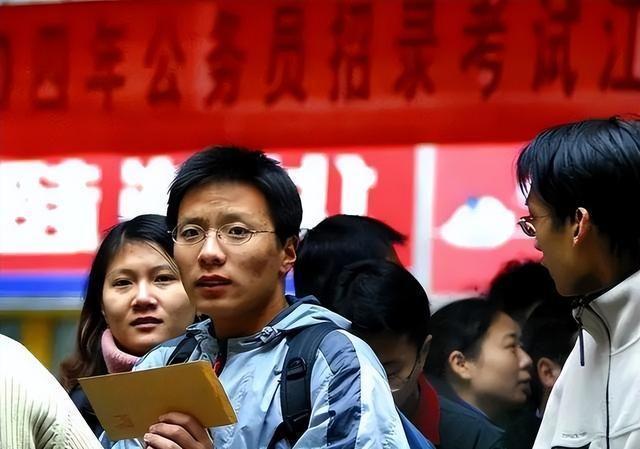 2024乡镇公务员迎来扩招，放宽“3个条件”，对应届生很友好