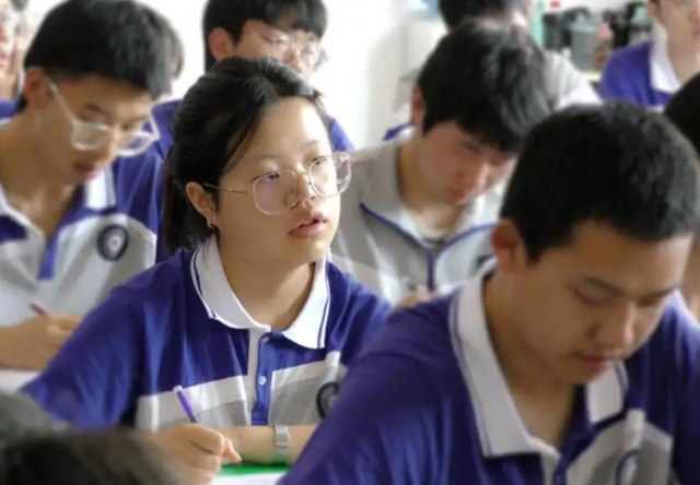 “民转公”或已成定局，在编教师面临就业危机，官方给出3个选择