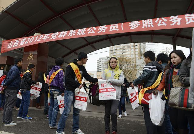 辞职考上公务员，月薪从15000变成5500，才发现爸妈的建议是错的