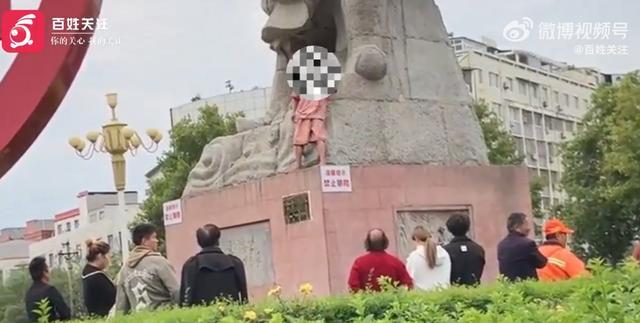 男子为引人注意攀爬地标建筑大禹像 已被警方拘留10日