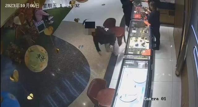 男子试戴项链时撒腿就跑，几小时后就被抓了！