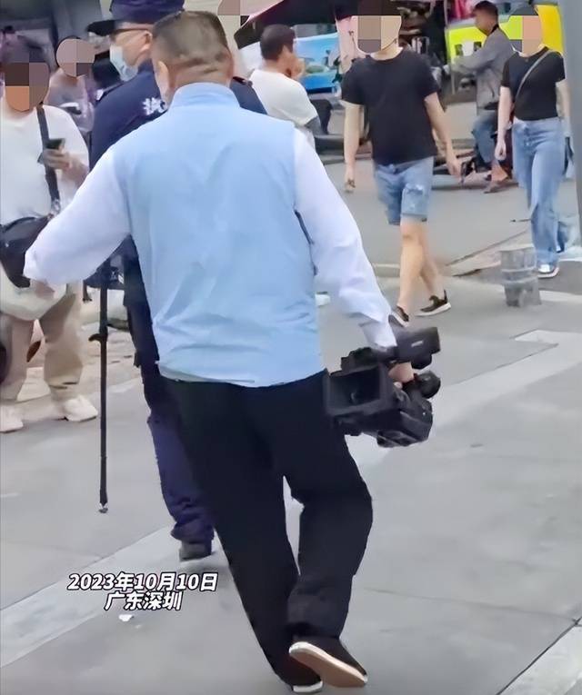 记者街头采访遭抢摄像机 官方通报：相关工作人员已被停职检查 