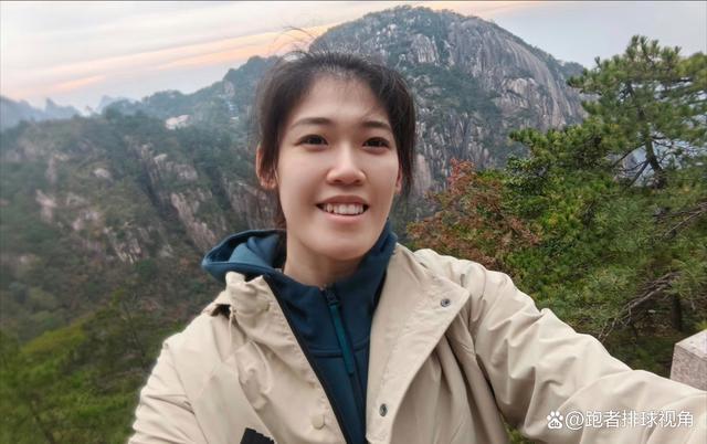 终于有时间可以陪陪家人，李盈莹携母亲一起登黄山