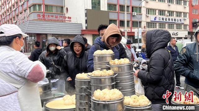 黑河早市全是俄罗斯人 许多商户立起中俄双语招牌