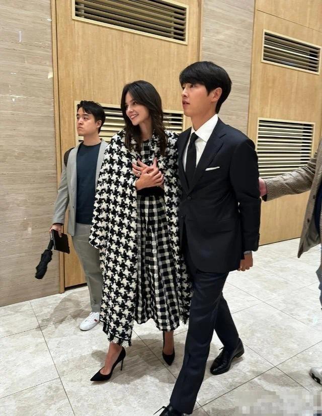 宋仲基夫妇出席妹妹婚礼 凯蒂在宋仲基面前显得小鸟依人