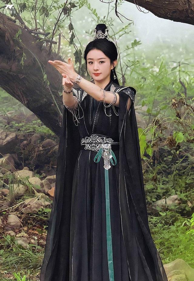 赵丽颖与凤行曝花絮照  英气飒爽满满侠女风