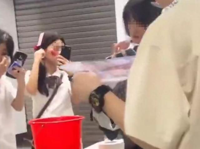 乘客妆容惊悚被要求卸妆 地铁回应：要求卸妆，避免吓到其他乘客