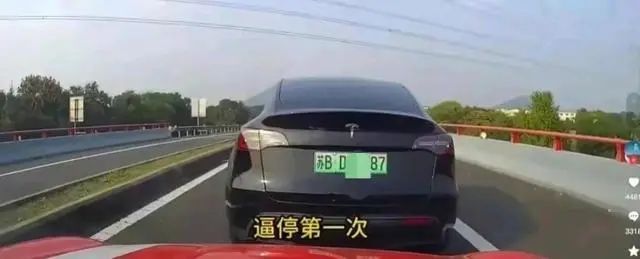 特斯拉车主高速逼停车辆斗气被刑拘 交警回应