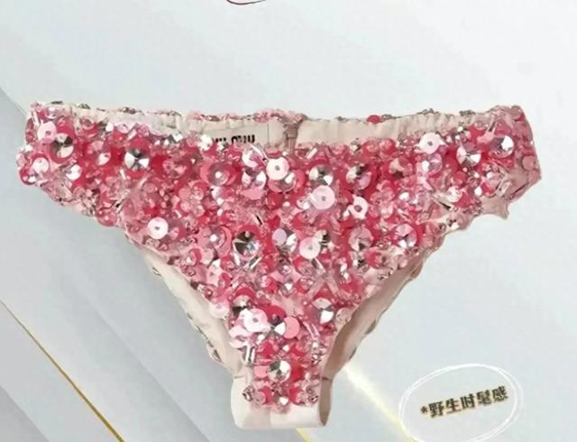 女明星外穿钻石内裤拍照秀美腿惹争议网友想知道怎么洗手洗机洗还是