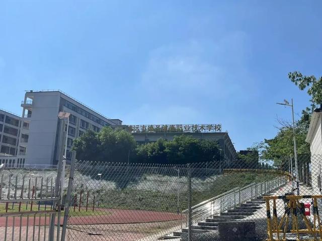 广东一学校近700名学生集体退学 一年级七个班公共用一个老师 学生多数时候是自学 教育局：成立工作组处理