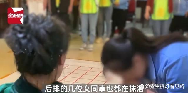 女子被组员轮流用水淋头 女子团建时被组员轮流用水淋头 公司：都是自愿的