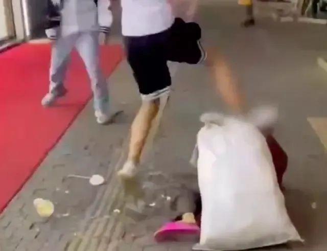 学生当街飞踹殴打残疾流浪汉被抓 当地官方回应