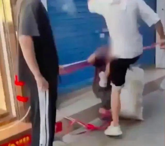 警方谈小伙飞踹拾荒老人：已抓获3名涉事学生