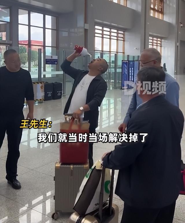 男子带开封酒坐高铁被拒当场喝下：酒比较贵，不想浪费