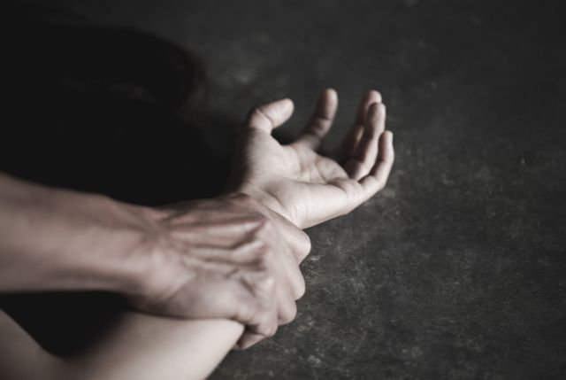 印度清洁工强奸新加坡女大学生获刑 被判坐牢+鞭刑！