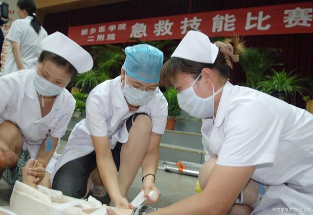 休假医生骑小电驴赶回医院救下一命 致敬医者仁心