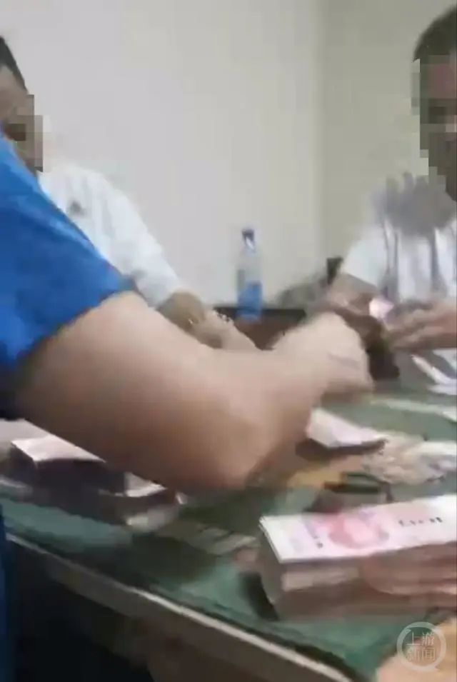 干部和商人围坐诈金花？当地纪委：属实 已立案审查
