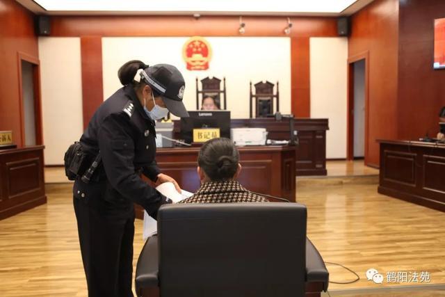 “我在摊位上捡到不算偷”女子“捡”8900元被判刑 案情回顾