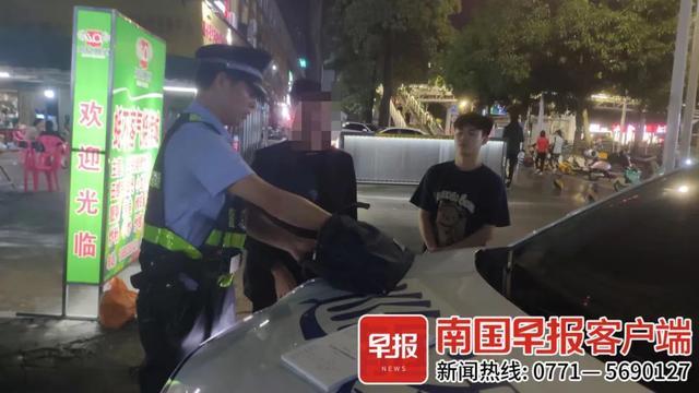 小伙共享电动车上捡到6万现金后报警巡回失主