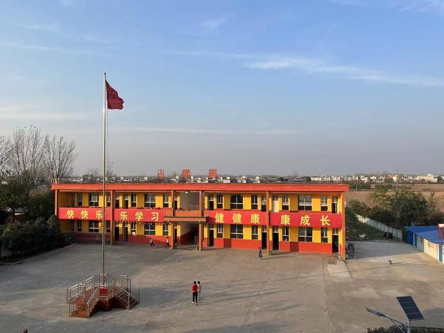 小伙100万回乡承包乡村小学当“校长遭当地调查，曾发布订校服短视频