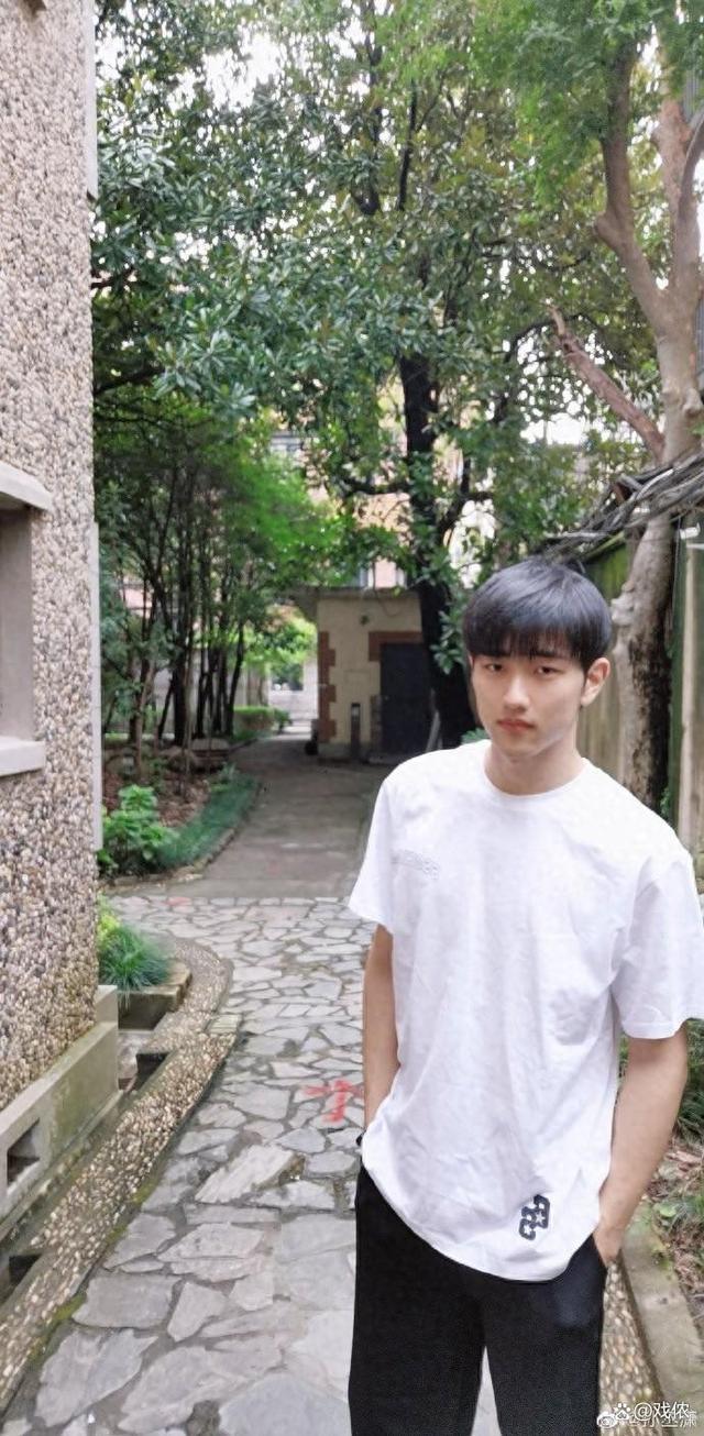 金莎孙丞潇​相差19岁引争议！ 我出生那年你出道着实让人大跌眼镜