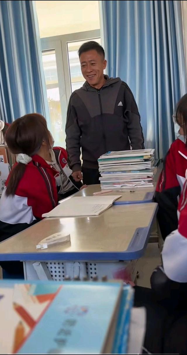 大学生偷返高中 老师表情表情发生了翻天覆地的变化 真是亮了