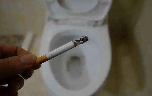 男子上厕所时马桶突然着火！因抽烟导致火烧屁屁！