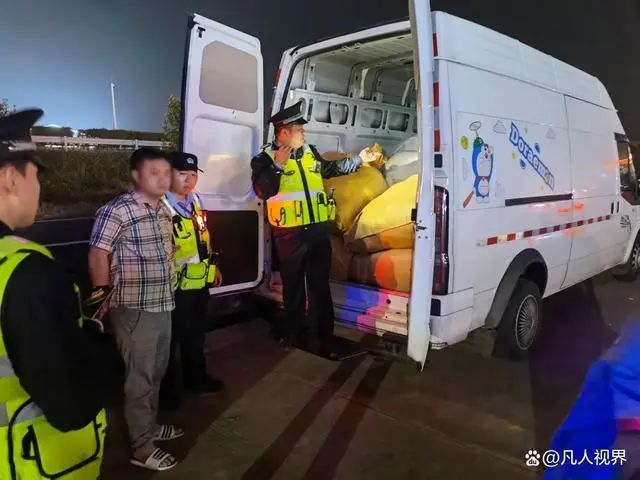 19辆货车高速飙车时速超140公里，为逃避打击不挂车牌