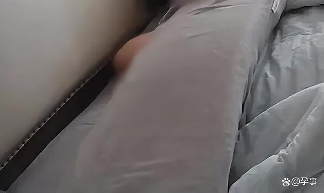 爸爸睡觉误碰倒枕头捂住15天大婴儿！幸亏妈妈及时发现