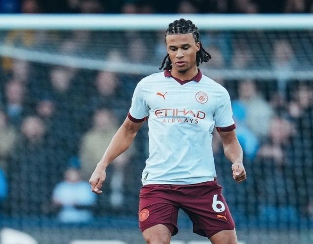 曼城落后，瓜帅怒不可遏！向第4官员激烈抗议：不满1判罚