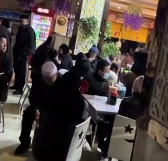 余震百余次 村民彻夜在屋外烤火避险 咬牙熬到天亮