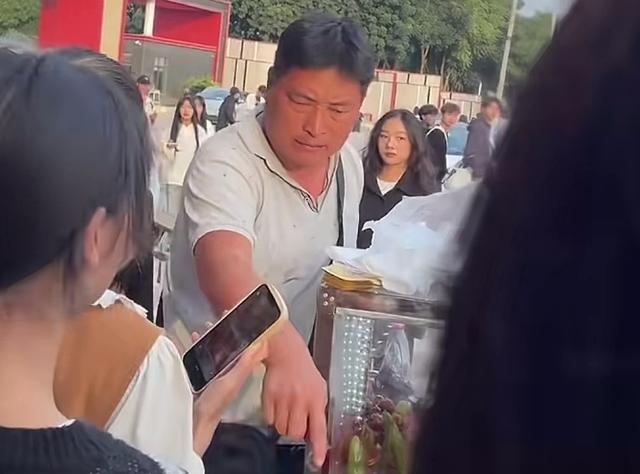 女大学生创业摆摊遭威胁 不走你试试！现场画面曝光