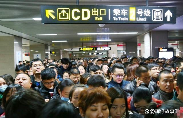 男子被前方男子放倒用脚踩头 公共安全岂能儿戏