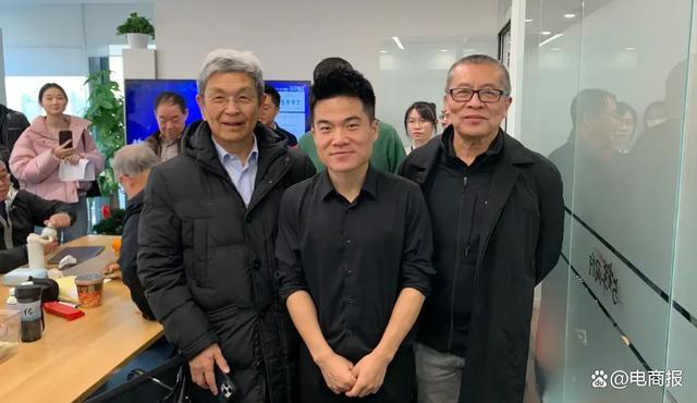 董宇辉给冯仑周鸿祎等大佬“讲课”一如既往的谦逊，把成功归因为俞敏洪的正确选择