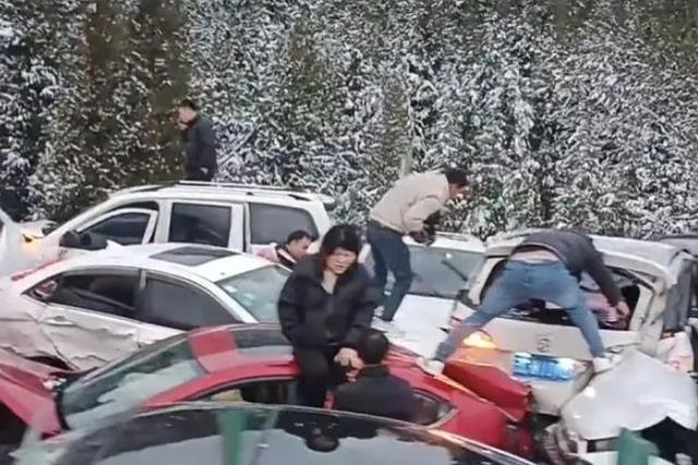 高速多车相撞:有人打碎挡风玻璃爬出 大货车失控所致