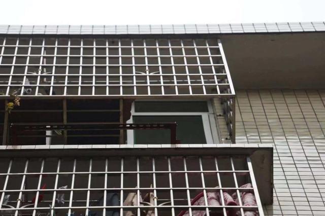 长沙37岁女子擦玻璃从5楼摔下身亡，13岁儿子跑出来妈妈不见了
