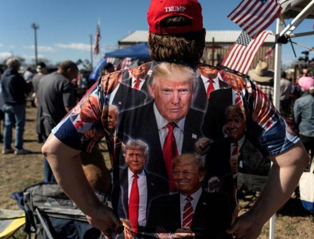 “夺回我们的边境”抗议者在得州小镇集结，特朗普出现在T恤横幅上大放异彩