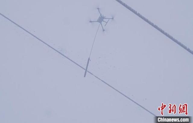武汉供电输电线路无人机除冰 加速俯冲“炸”开覆冰