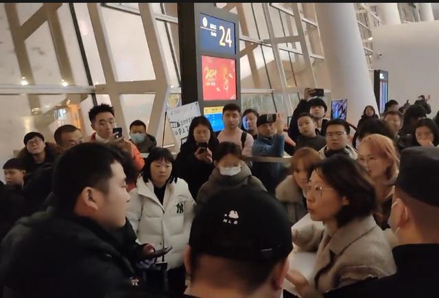 乘客在武汉天河机场被关飞机6小时 回应：冰雪天气影响